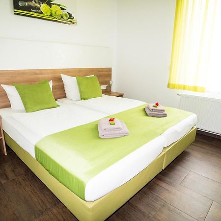 Dettingen an der Erms Bed & Breakfast Outlet Hotel מראה חיצוני תמונה