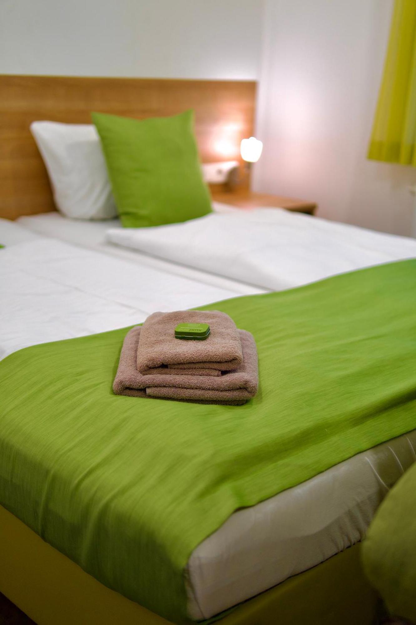 Dettingen an der Erms Bed & Breakfast Outlet Hotel מראה חיצוני תמונה