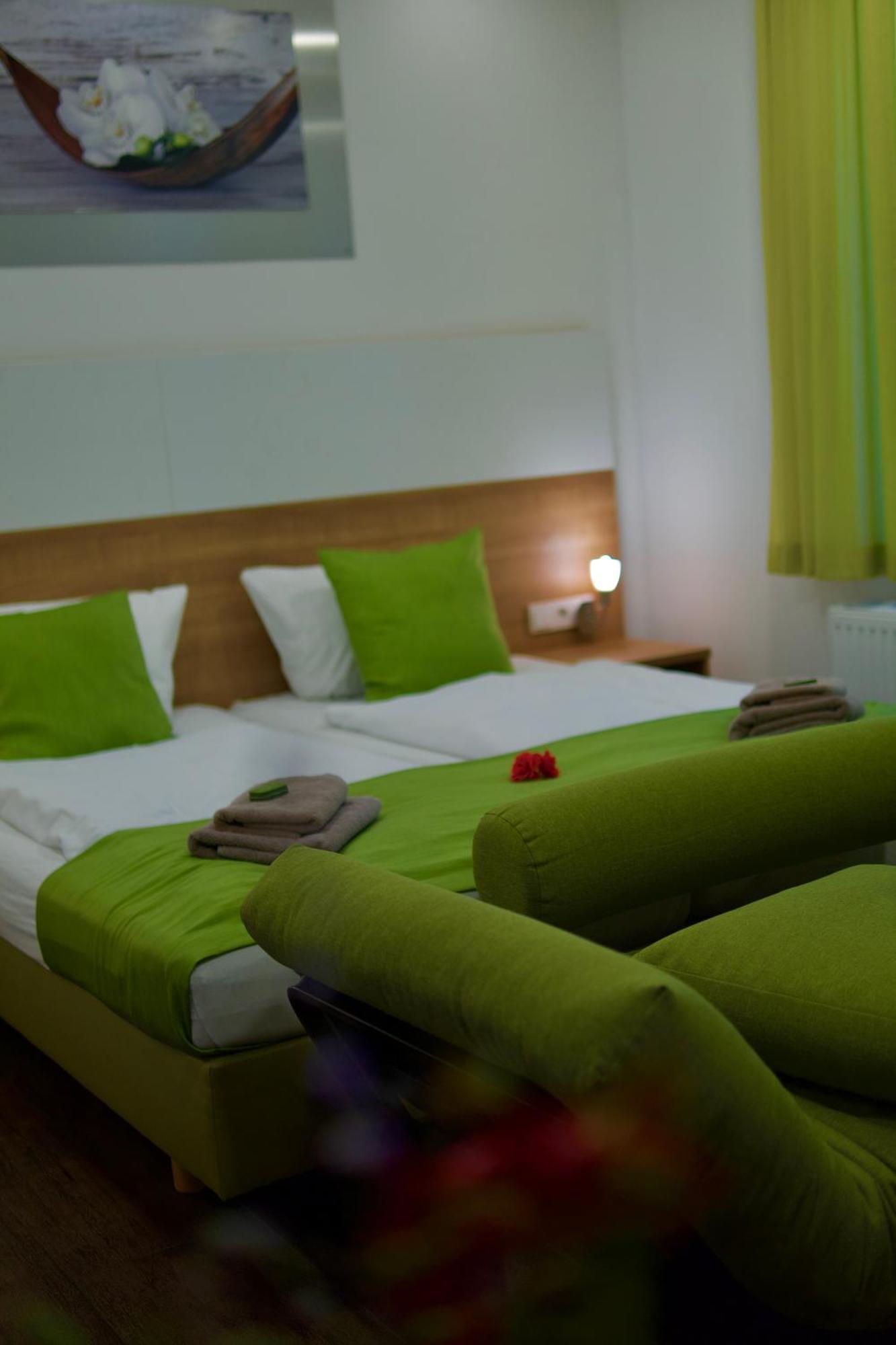Dettingen an der Erms Bed & Breakfast Outlet Hotel מראה חיצוני תמונה