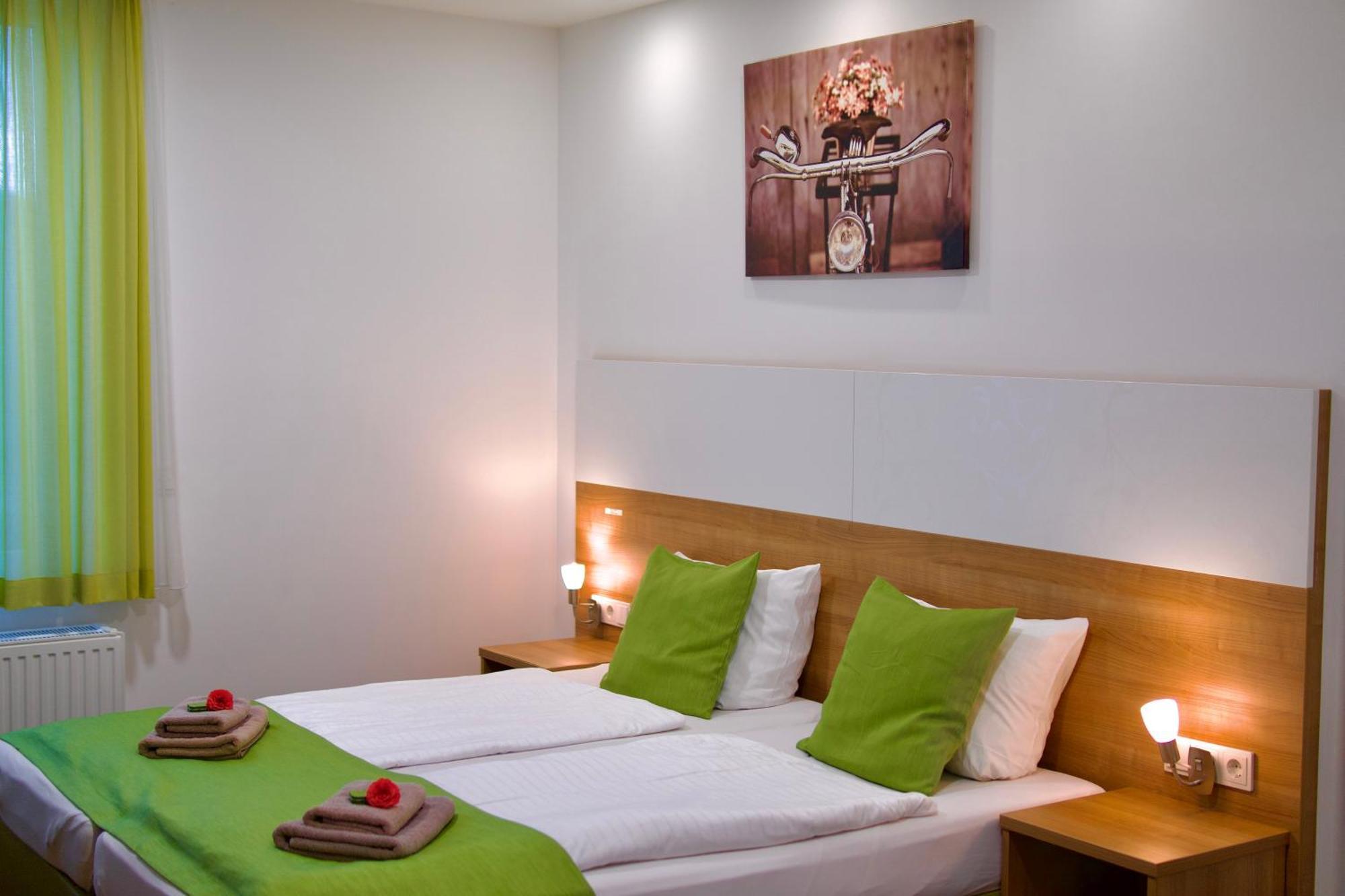 Dettingen an der Erms Bed & Breakfast Outlet Hotel מראה חיצוני תמונה