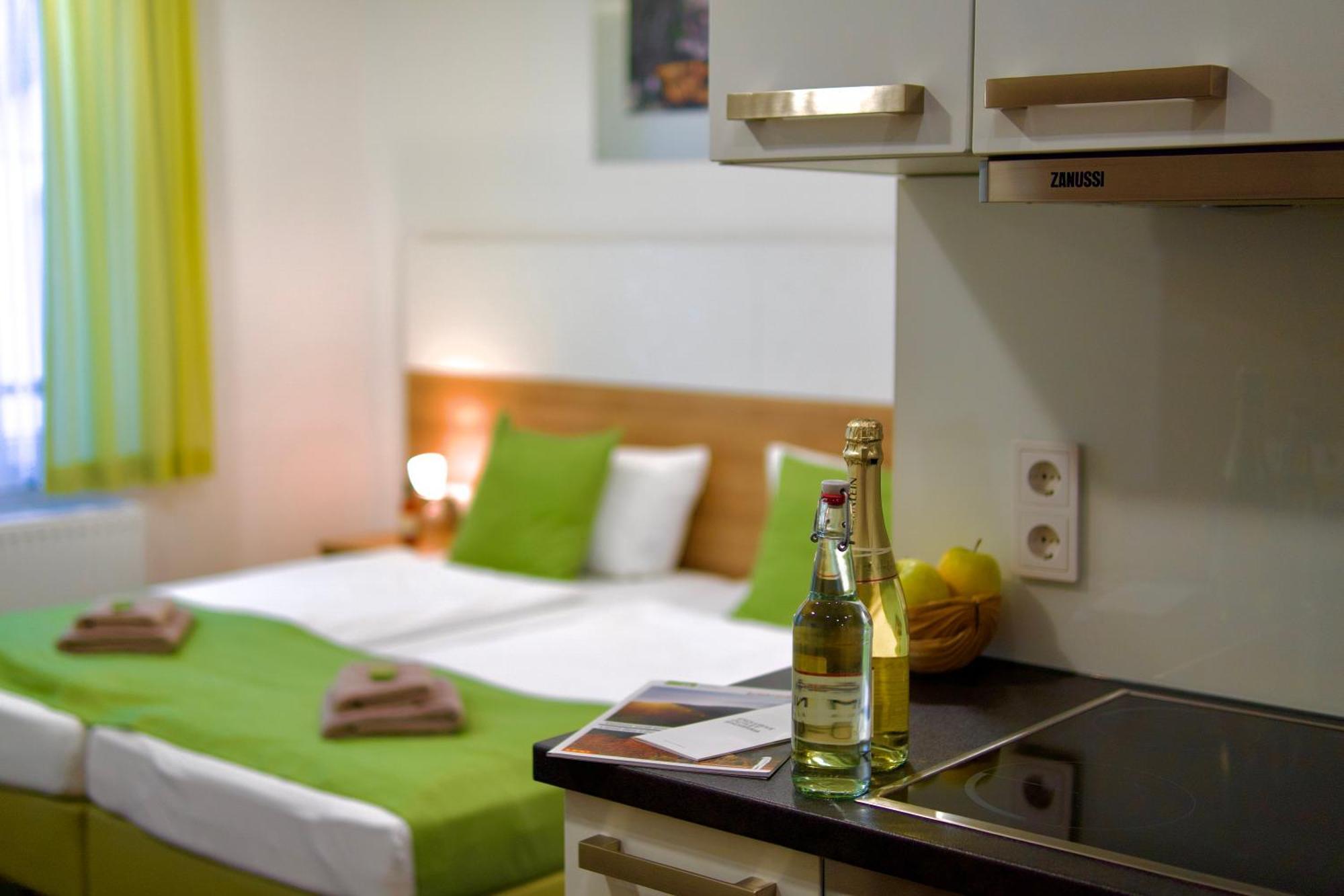 Dettingen an der Erms Bed & Breakfast Outlet Hotel מראה חיצוני תמונה