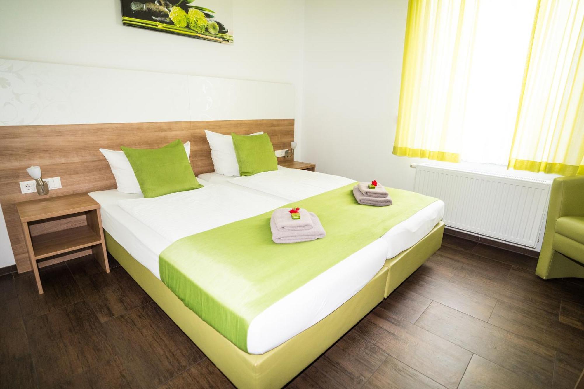 Dettingen an der Erms Bed & Breakfast Outlet Hotel מראה חיצוני תמונה