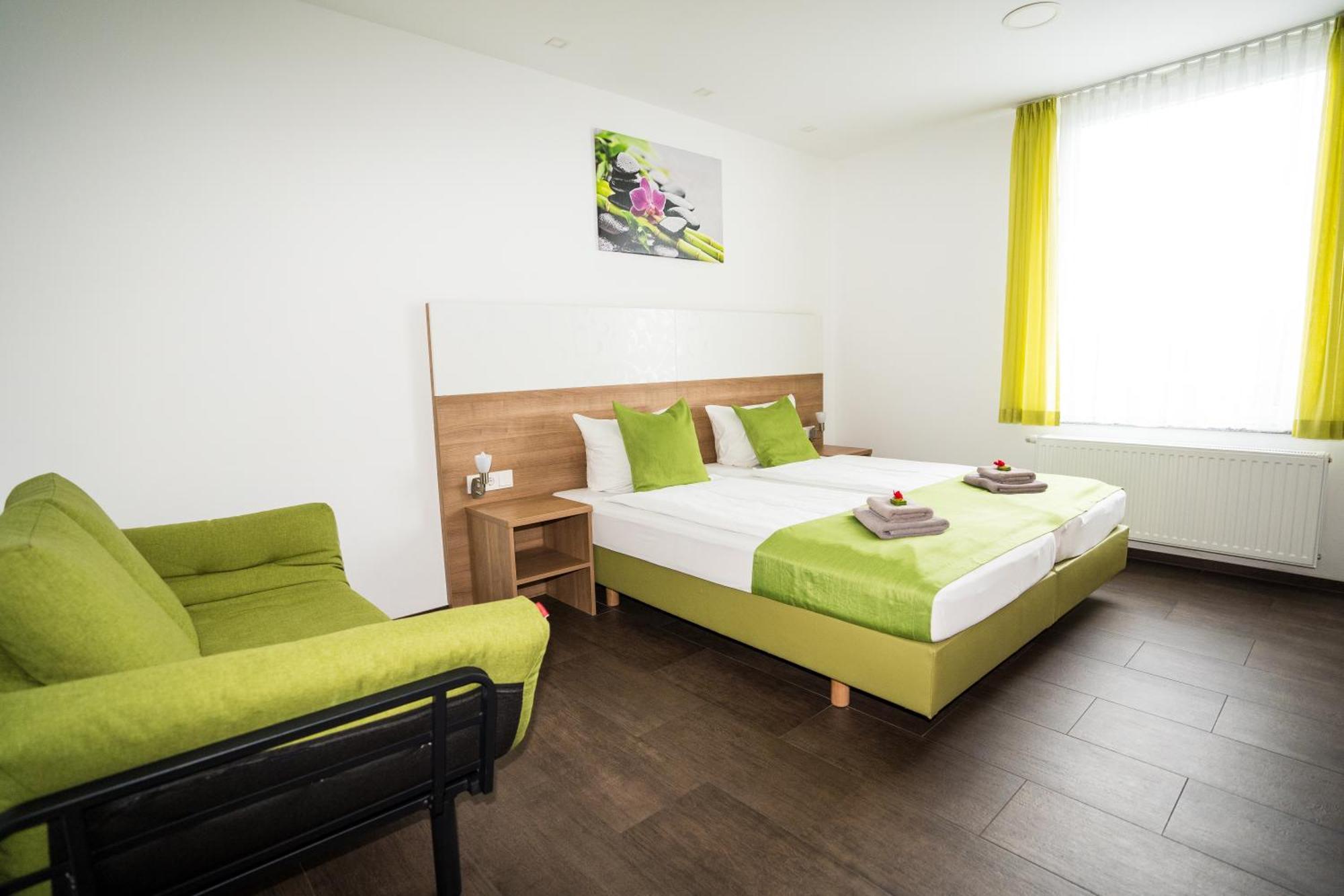 Dettingen an der Erms Bed & Breakfast Outlet Hotel מראה חיצוני תמונה