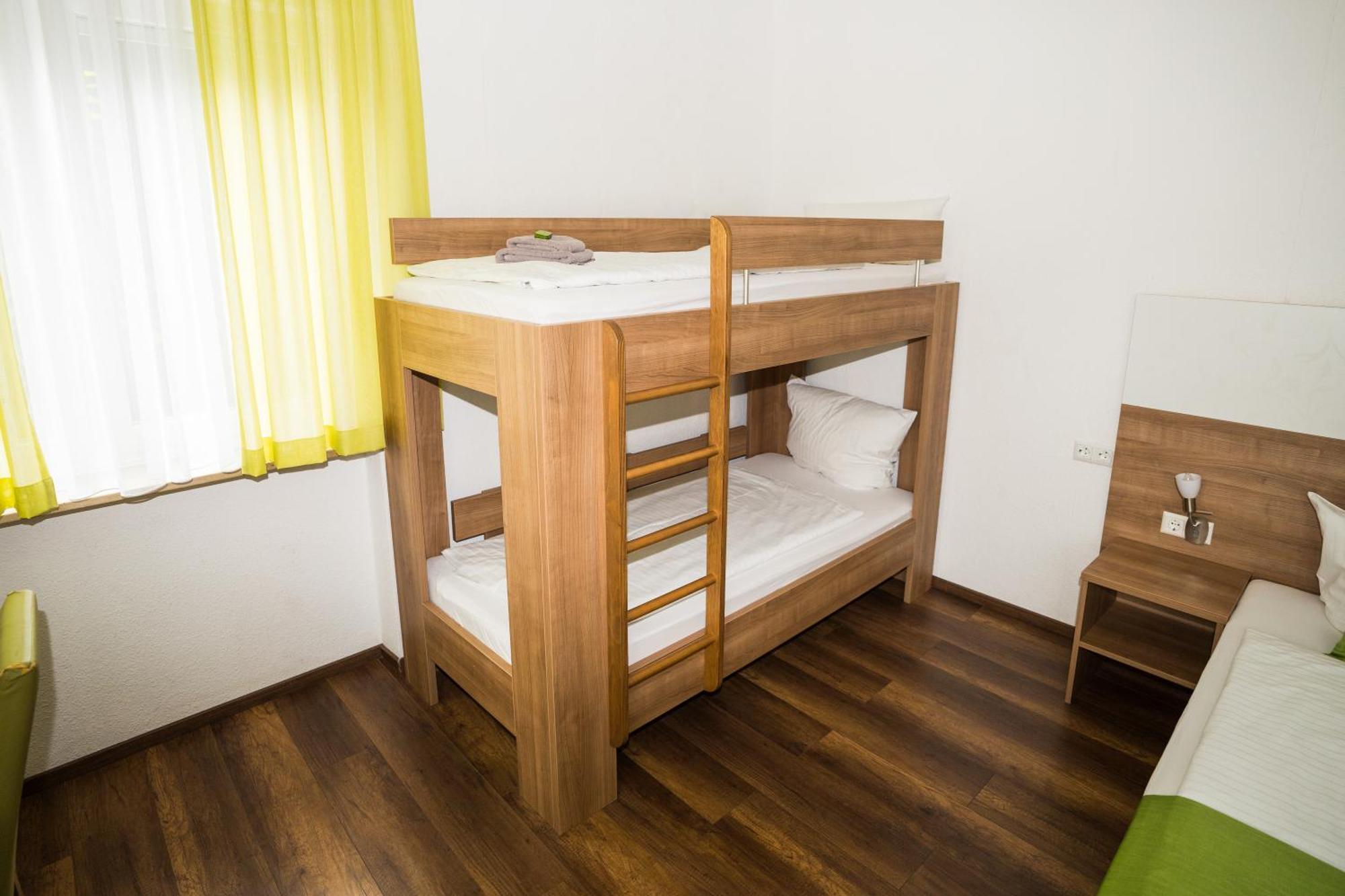 Dettingen an der Erms Bed & Breakfast Outlet Hotel מראה חיצוני תמונה