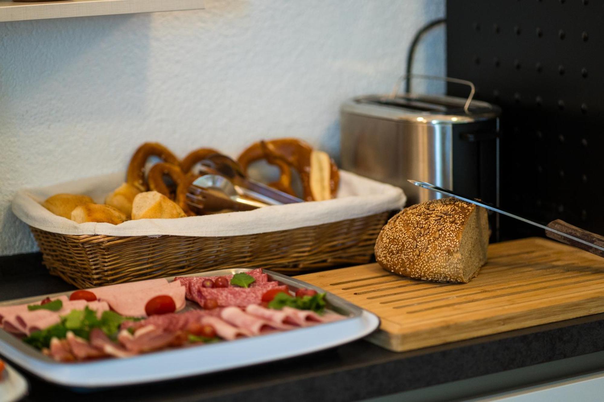 Dettingen an der Erms Bed & Breakfast Outlet Hotel מראה חיצוני תמונה